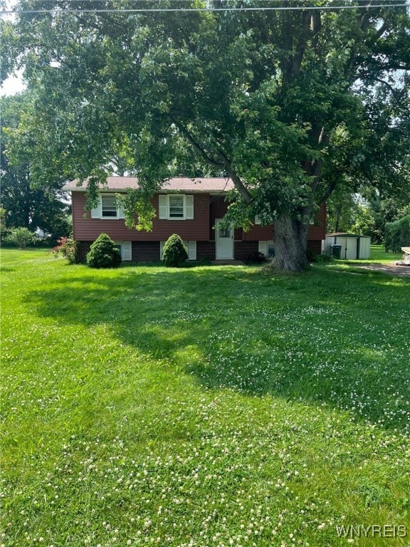 3980 Ridgelea Dr, Newfane, NY 14094 - split foyer home with a front yard and a shed