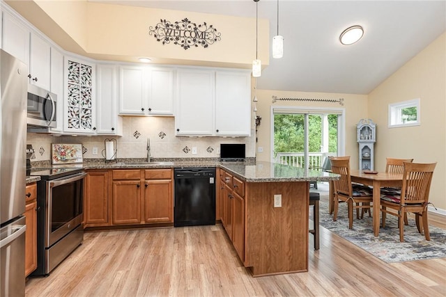 3919 N Park Way, Walworth, NY 14568 - kitchen featuring stainless steel appliances, a peninsula, light wood-type flooring, tasteful backsplash, and lofted ceiling