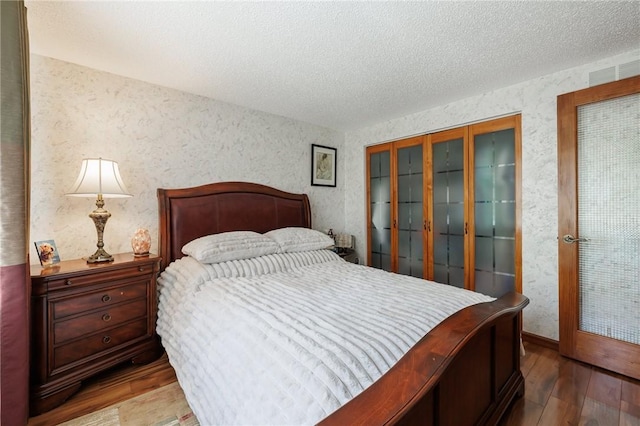 18 Chesterton Ct, Perinton, NY 14450 - bedroom with wood finished floors, a closet, and a textured ceiling