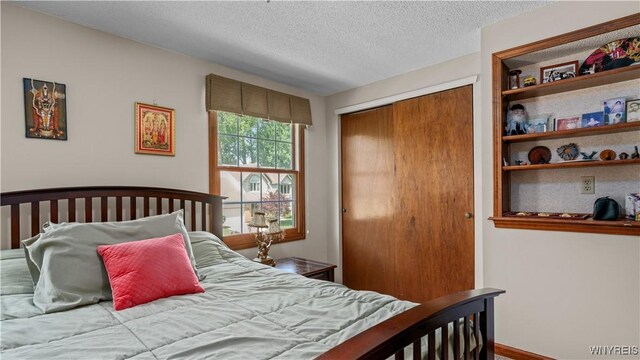131 Daven Dr, Amherst, NY 14068 - bedroom featuring a closet and a textured ceiling