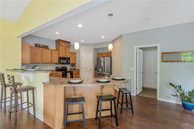 117 Shaker Hts, Camillus, NY 13031 - kitchen featuring black appliances, a peninsula, dark wood-style flooring, a breakfast bar area, and recessed lighting