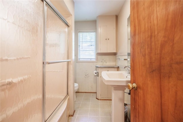 500 Pine Grove Ave, Irondequoit, NY 14617 - full bath with toilet and bath / shower combo with glass door