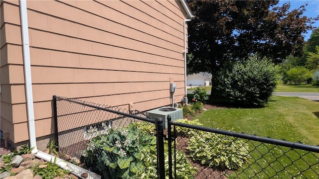 818 Tinker Tavern Rd, Webster, NY 14580 - view of side of home