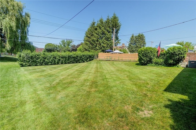 164 Queens Ln, Irondequoit, NY 14617 - view of grassy yard