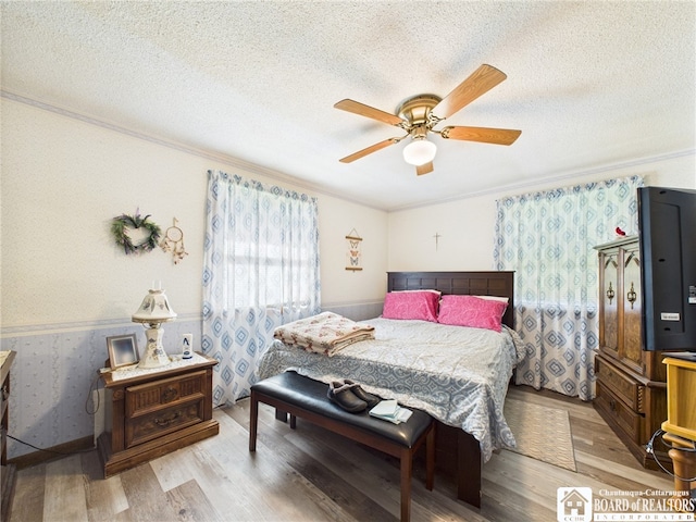 407 N Clark St, Olean, NY 14760 - bedroom featuring wood finished floors, a textured ceiling, a ceiling fan, and ornamental molding