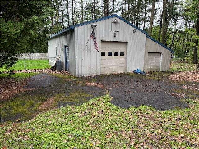 4050 Elmcrest Rd, Salina, NY 13090 - view of detached garage
