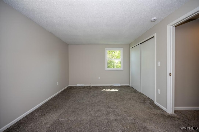 261 Ehinger Dr, West Seneca, NY 14224 - unfurnished bedroom featuring a textured ceiling, carpet flooring, and a closet