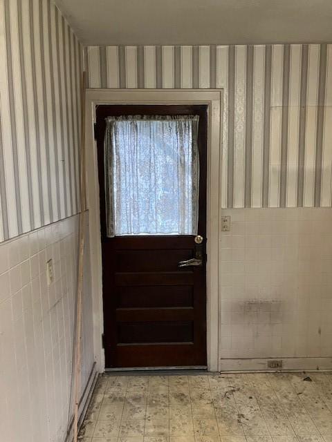 81 Silver St, Norwich, NY 13815 - entryway with wallpapered walls