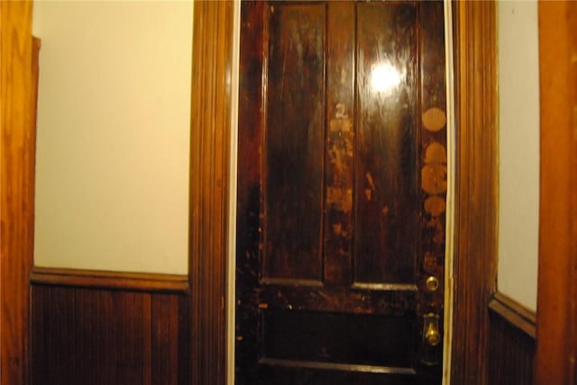 136 N Fraley St, Kane Boro, PA 16735 - detailed view of wainscoting