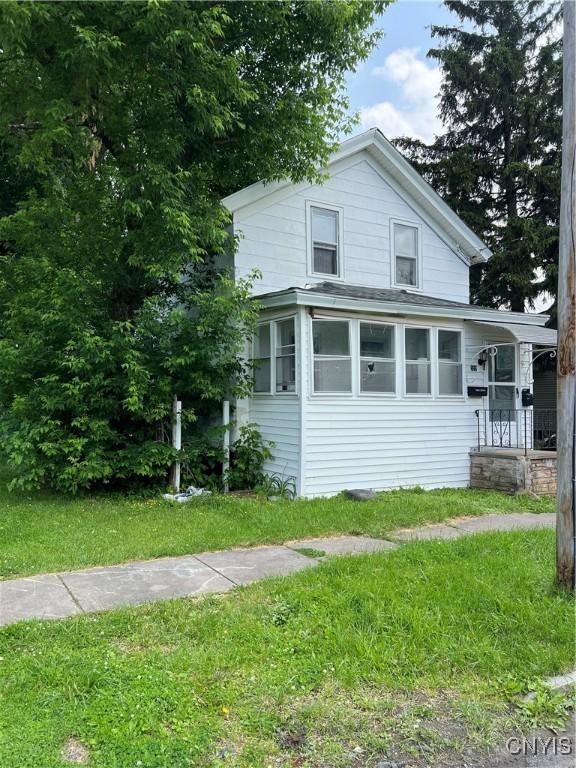 322 N Beech St, Syracuse, NY 13203 - view of front of house with a front yard