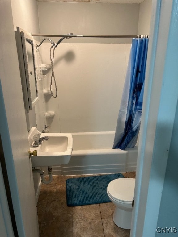 331 W 5th St, Oswego, NY 13126 - full bath featuring shower / bathtub combination with curtain and toilet
