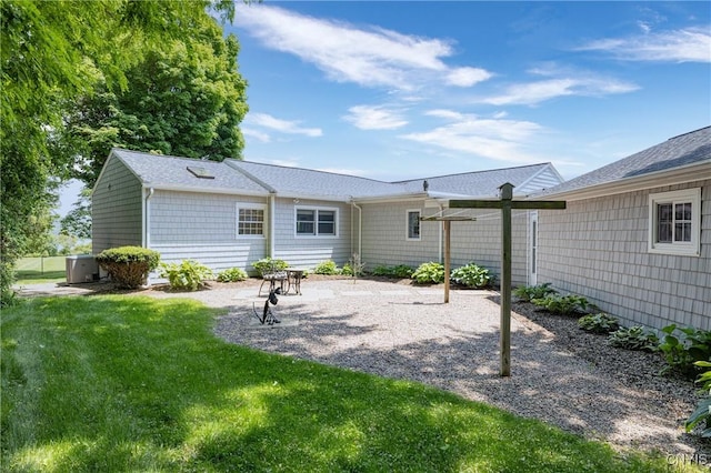 2516 W Lake Rd, Skaneateles, NY 13152 - back of property with a yard