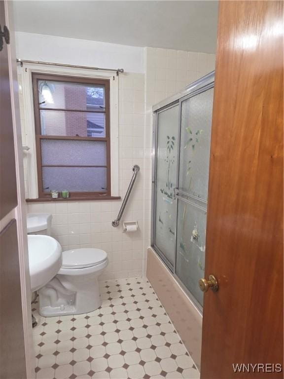 465 18th St, Niagara Falls, NY 14303 - full bath with tile walls and bath / shower combo with glass door