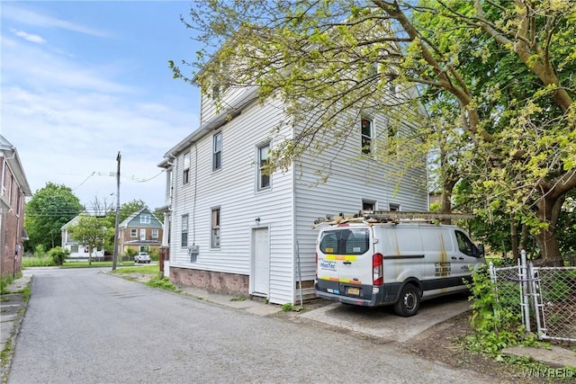 1810 Niagara St, Niagara Falls, NY 14303 - view of side of home