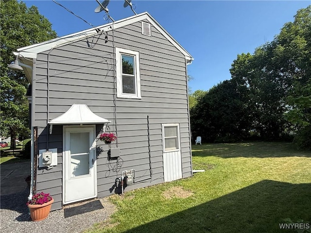 2656 Oakwood Ave, Hamburg, NY 14075 - back of property with a lawn