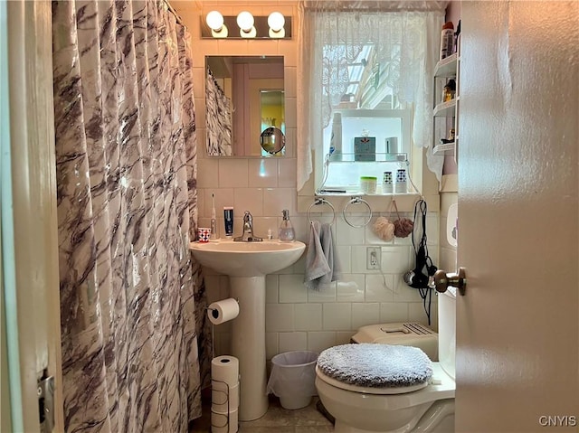 520 Seneca St, Fulton, NY 13069 - full bath featuring tile walls, tasteful backsplash, and a shower with curtain
