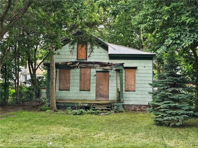 717 Oswego St, Utica, NY 13502 - back of house featuring a yard