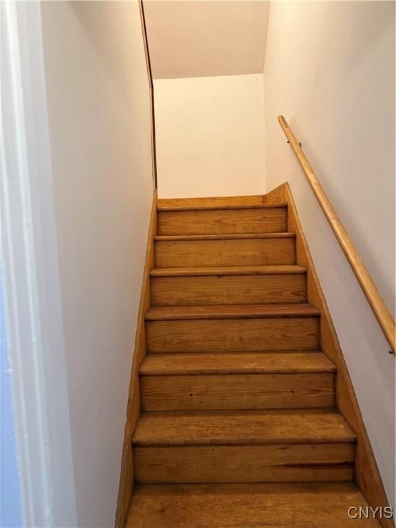 11 Brookline Dr, Utica, NY 13501 - view of staircase