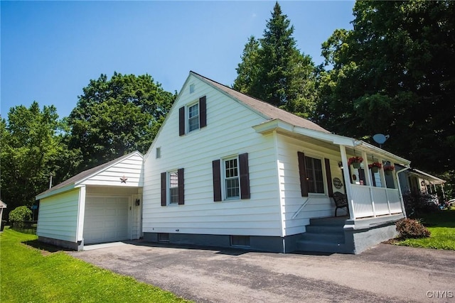 123 Branch St, Deerfield, NY 13502 - view of front of home with covered porch, driveway, and a front lawn