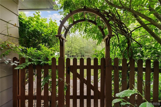 1575 Overhead Rd, Evans, NY 14047 - view of gate