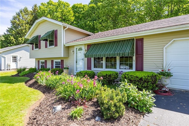 22 Red Leaf Dr, Chili, NY 14624 - split level home featuring an attached garage and a front lawn