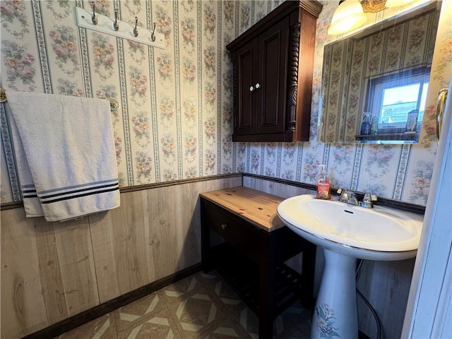 7 E St, Oneonta, NY 13820 - bathroom with wallpapered walls and wainscoting