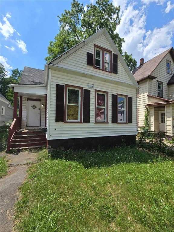 3 Kenmore St, Rochester, NY 14611 - bungalow featuring a front yard