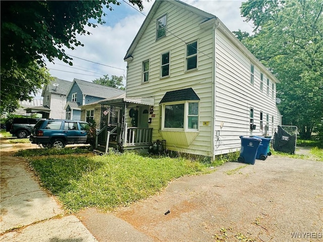 253 Gold St, Buffalo, NY 14206 - traditional-style house featuring asphalt driveway