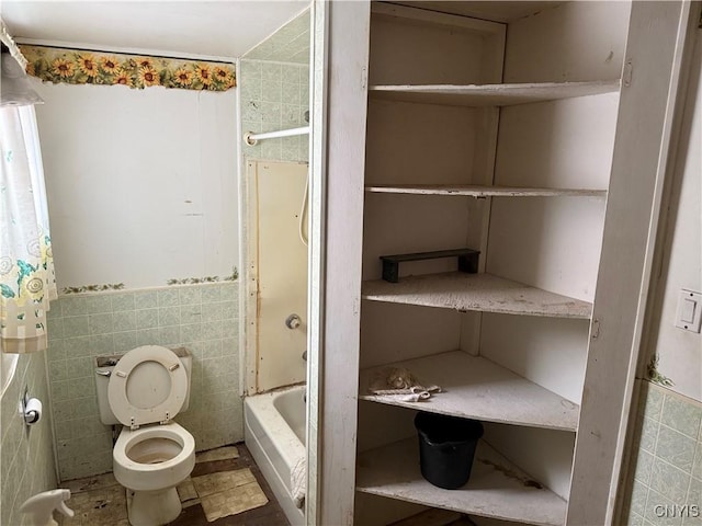 211 W Park St, Lenox, NY 13032 - full bath featuring tile walls and wainscoting