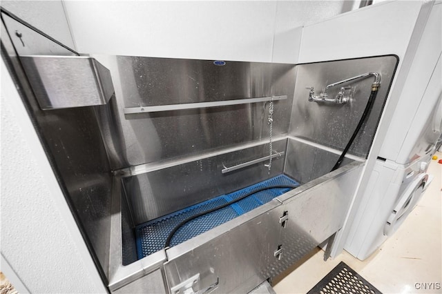 8067 Irish Mist Ln, Manlius, NY 13104 - detailed view of pet washing station