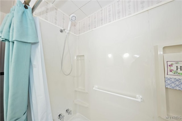 6167 N Whitham Dr, Niagara, NY 14304 - full bathroom with shower / tub combo with curtain