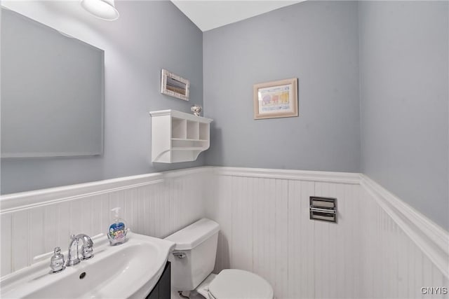 1705 Lancelot Pl, Skaneateles, NY 13152 - bathroom with wainscoting and vanity