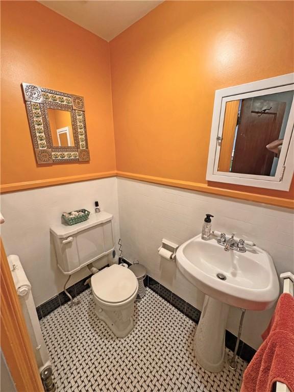 290 Hollywood Ave, Brighton, NY 14618 - half bath with toilet