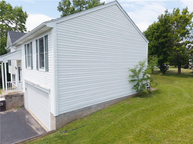 5 Yankee Ct, Chili, NY 14624 - view of side of home with a lawn, an attached garage, and asphalt driveway