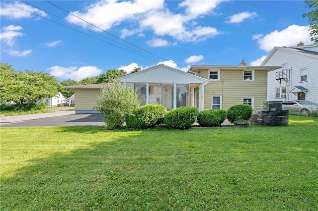 24 Gray St, Rochester, NY 14609 - view of front facade featuring a front yard