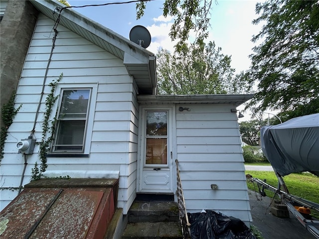 472 Seneca Rd, Irondequoit, NY 14622 - view of side of home with entry steps