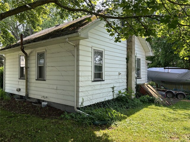 472 Seneca Rd, Irondequoit, NY 14622 - view of side of property with a lawn