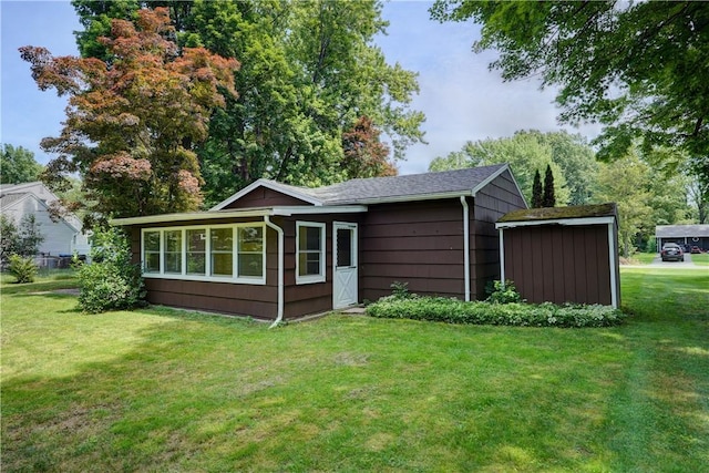 28 Berna Ln, Chili, NY 14624 - rear view of house featuring a lawn