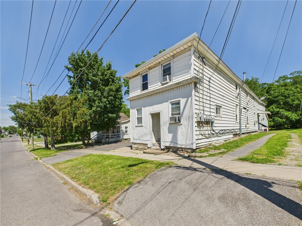 15 Perrine St, Auburn, NY 13021 - traditional style home featuring entry steps and a front yard