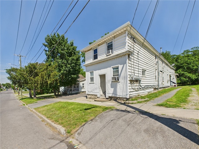 15 Perrine St, Auburn, NY 13021 - traditional style home featuring entry steps and a front yard