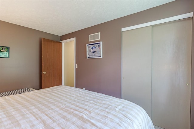 15 Chesapeake Lndg, Henrietta, NY 14586 - bedroom featuring a closet