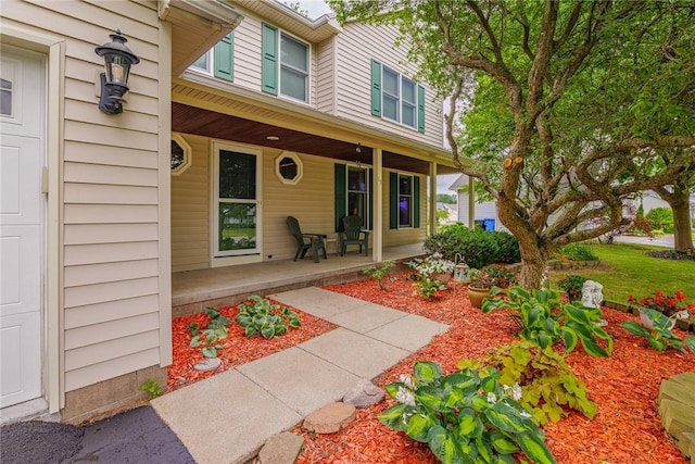 15 Chesapeake Lndg, Henrietta, NY 14586 - doorway to property featuring a porch