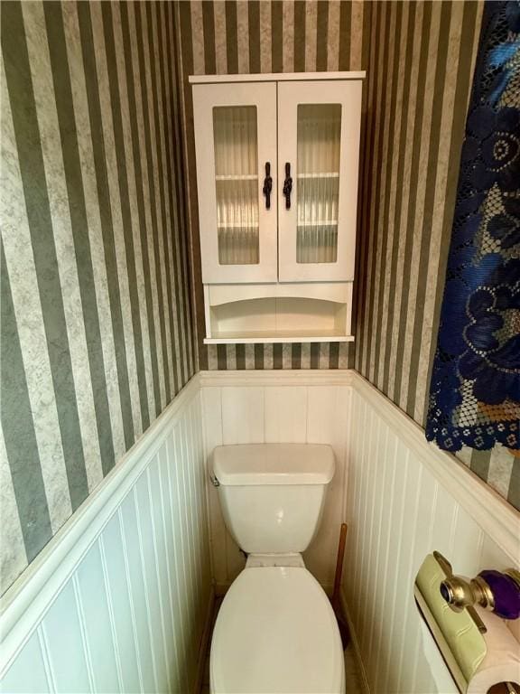 5 Riverside Ave, Oneonta, NY 13820 - bathroom featuring wallpapered walls, a wainscoted wall, and a decorative wall