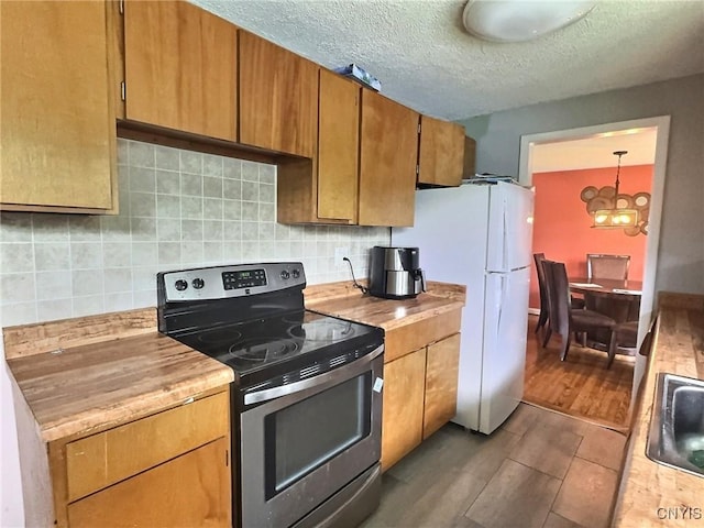 210 Wynnfield Dr, Camillus, NY 13219 - kitchen featuring stainless steel electric stove, a chandelier, light countertops, a textured ceiling, and backsplash