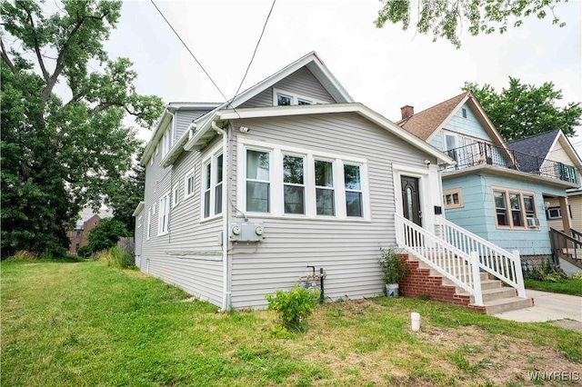 14 Phyllis Ave, Buffalo, NY 14215 - view of front facade with a front lawn