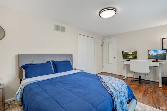 135 Charter Oaks Dr Unit 1, Amherst, NY 14228 - bedroom featuring wood finished floors and a closet
