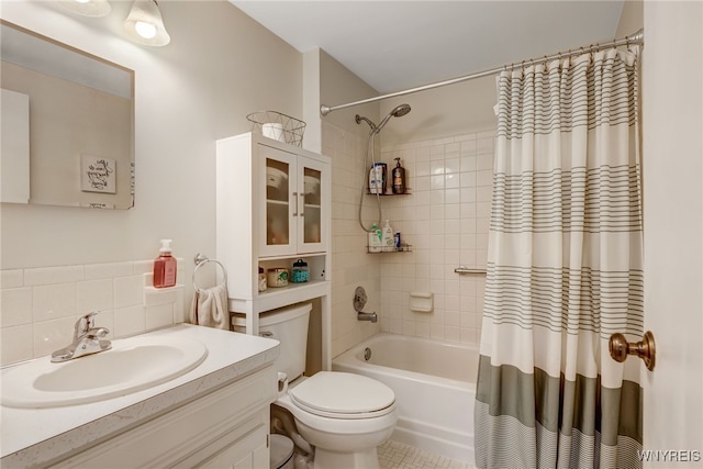 135 Charter Oaks Dr Unit 1, Amherst, NY 14228 - bathroom with shower / tub combo, vanity, and tasteful backsplash