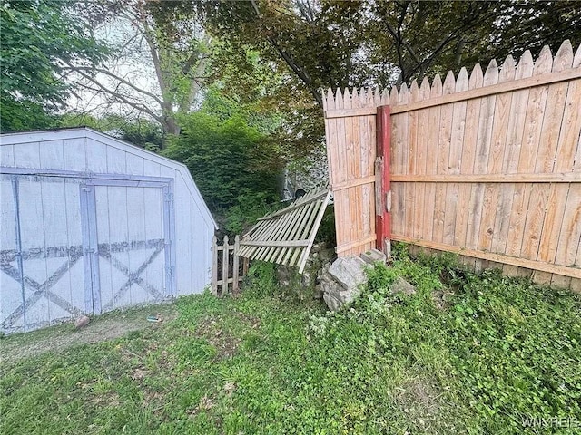 7 High St, Lyons, NY 14489 - view of yard with a storage shed