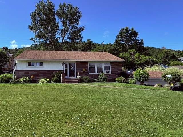 402 E Water St, Smethport Boro, PA 16749 - ranch-style house with stone siding and a front yard