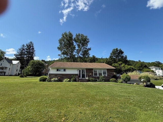 402 E Water St, Smethport Boro, PA 16749 - ranch-style home with a front yard